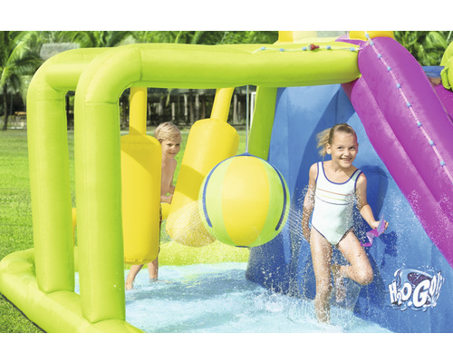 Aufblasbarer Wasserpark mit Kindern im Garten.