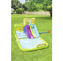 Aufblasbarer Wasserpark mit Rutschen und Pool im Garten.