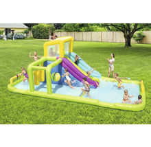 Aufblasbarer Wasserpark mit Rutsche und Pool im Garten mit spielenden Kindern