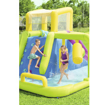 Aufblasbarer Wasserpark mit Kletterwand und Wasserrutsche für Kinder im Garten.