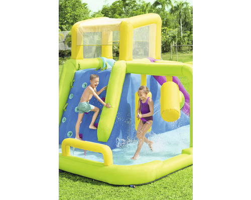 Aufblasbarer Wasserpark mit Kletterwand und Wasserrutsche für Kinder im Garten.