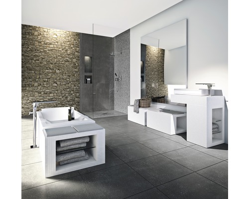 Badezimmer mit Badewanne, Dusche, Waschbecken und Spiegel in modernem Design
