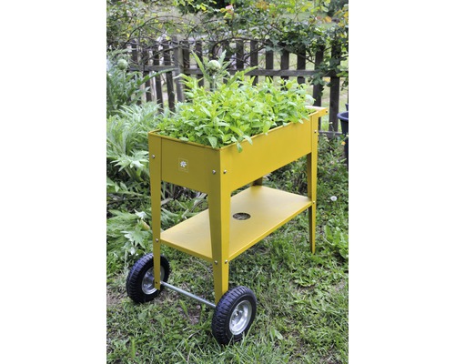 Hochbeet aus Metall mit Rädern und Ablagefläche im Garten