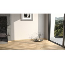 Innenraum mit Holzboden, Kamin und Fenster mit Landschaftsblick