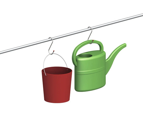 Eimer und Gießkanne hängen an einer Stange