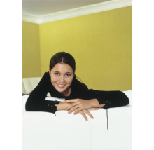 Frau mit auf einem weißen Sofa liegend