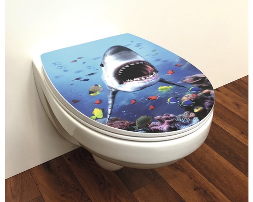 Toilette mit Toilettensitz mit Hai-Motiv