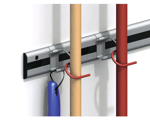 Wandhalterung mit Gerätestielen und einem Reinigungsgerät