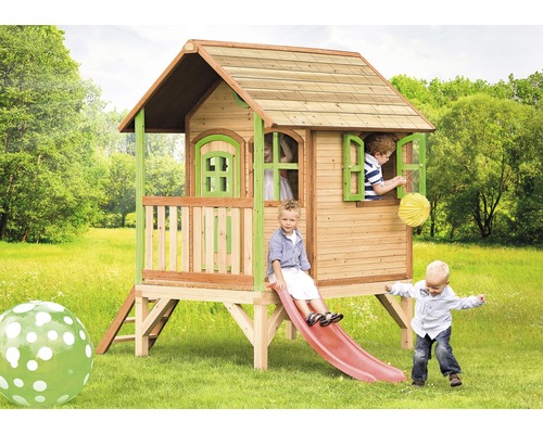 Spielhaus aus Holz mit Rutsche und spielenden Kindern im Garten