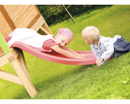 Zwei Kinder spielen auf einer Rutsche aus Holz im Garten.
