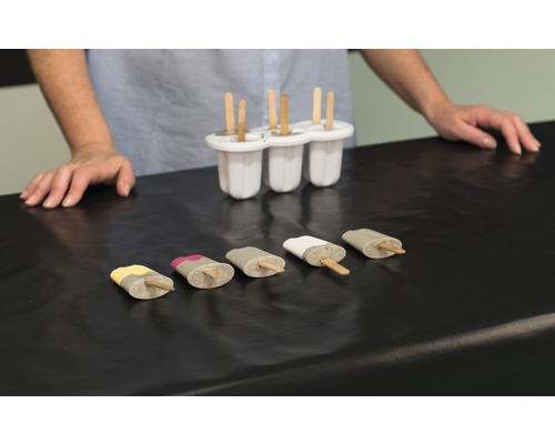 Eisformen aus Kunststoff mit Eis am Stiel auf einer Tischoberfläche