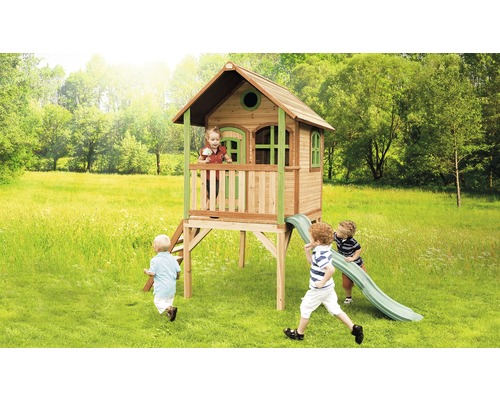 Holzspielhaus mit Rutsche und spielenden Kindern im Garten