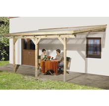 Holzcarport mit zwei Personen am Tisch