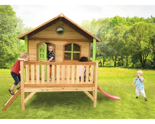 Spielhaus aus Holz mit Rutsche und Kindern im Garten