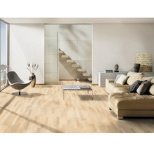 Heller Wohnraum mit Parkettboden, Sofa, Sessel und Treppe