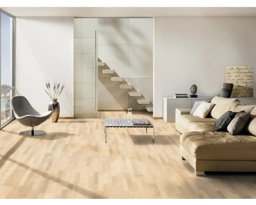 Heller Wohnraum mit Parkettboden, Sofa, Sessel und Treppe