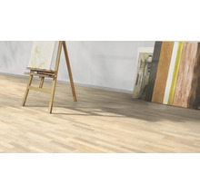 Heller Holzboden mit Staffelei und Leinwänden