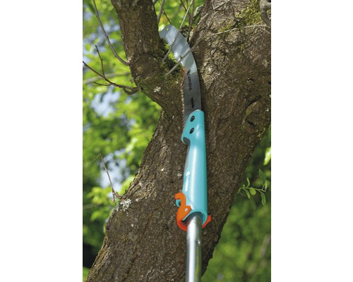 Eine Astsäge schneidet einen Baumast ab.