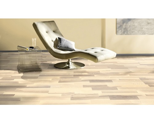 Wohnzimmer mit Laminatboden, Liege und Beistelltisch