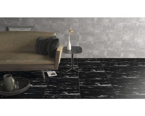 Wohnzimmer mit Sofa, Tisch und Bodenfliesen in Marmoroptik