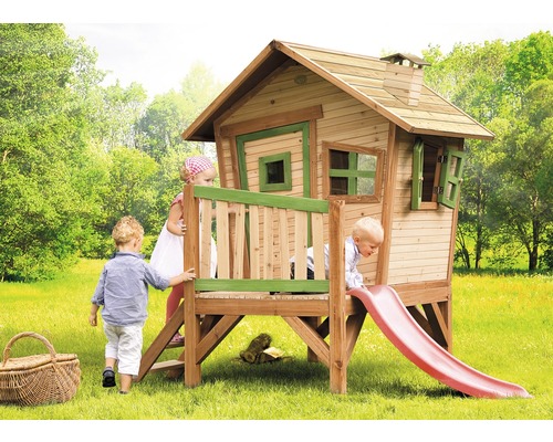 Spielhaus aus Holz mit Rutsche und Kindern im Garten.