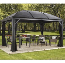 Pavillon mit Tisch, Stühlen und Vorhängen im Garten.