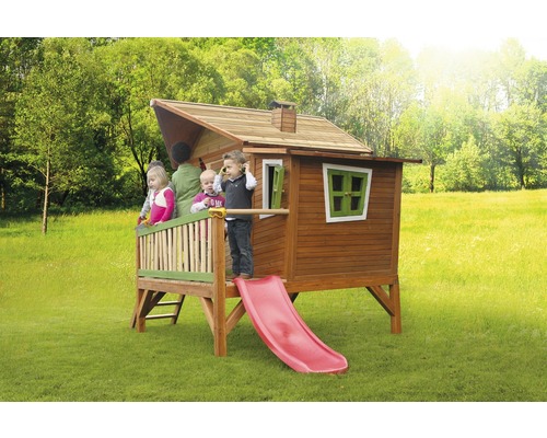 Spielhaus aus Holz mit Rutsche im Garten mit spielenden Kindern