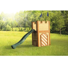 Holzburg mit Rutsche und spielenden Kindern im Garten.