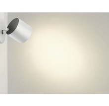 Weiße Wandleuchte mit Lichtkegel