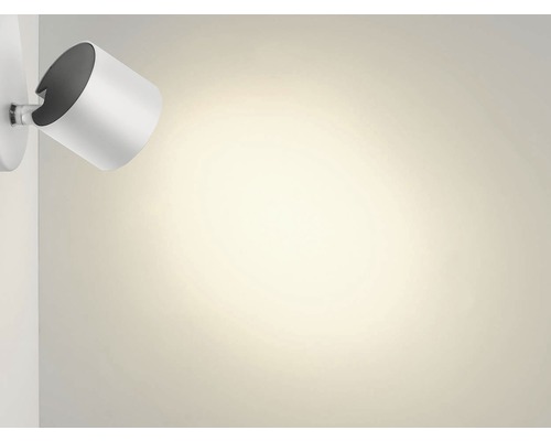 Weiße Wandleuchte mit Lichtkegel