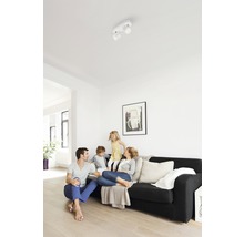 Familie im Wohnzimmer mit Deckenleuchte