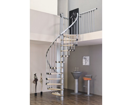 Wendeltreppe aus Metall und Holz in einem Wohnraum.