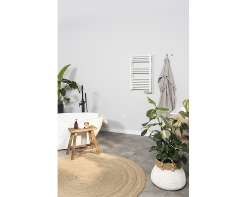 Badezimmer mit Badewanne, Handtuchwärmer und Dekorationen