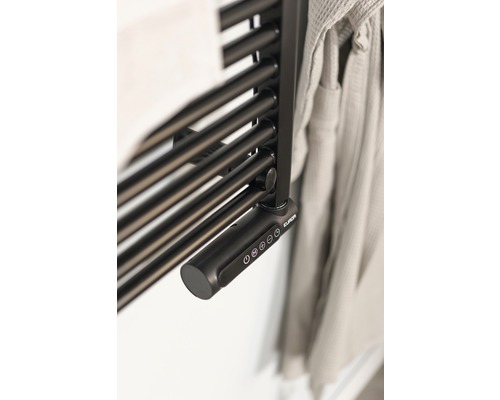 Nahaufnahme eines Handtuchwärmers mit elektronischer Steuerung und Handtuch