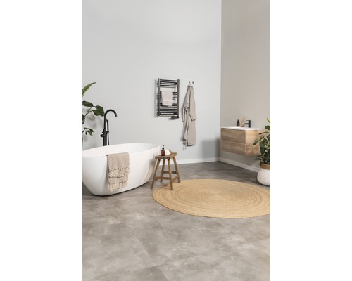 Helles Badezimmer mit freistehender Badewanne, Holzschemel und Heizkörper