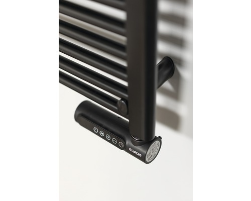 Detailansicht eines schwarzen Heizkörpers mit elektrischem Heizelement