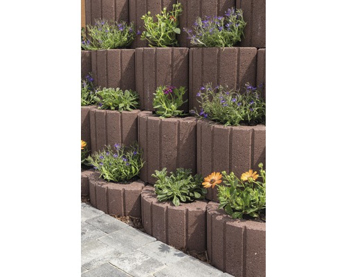 Gestapelte Pflanzsteine mit Bepflanzung für den Garten