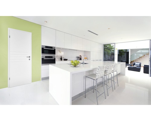 Heller, moderner Küchenraum mit Kücheninsel, Stühlen und Innentür