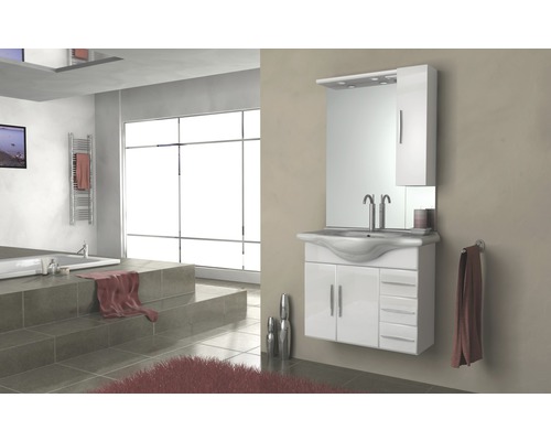 Badezimmer mit weißem Waschtisch mit Spiegel und Unterschrank, Badewanne und Handtuchwärmer