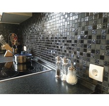 Küchenszene mit Mosaikfliesen, Kochfeld, Töpfen und Küchenutensilien