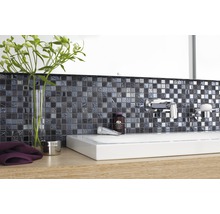 Badezimmer Waschbecken mit Mosaikfliesenwand, Armatur und Badutensilien