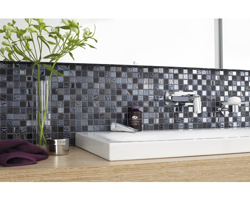 Badezimmer Waschbecken mit Mosaikfliesenwand, Armatur und Badutensilien