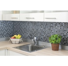 Küchenszene mit Spüle, Mosaikfliesen und Dekorationen