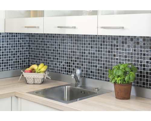 Küchenszene mit Spüle, Mosaikfliesen und Dekorationen