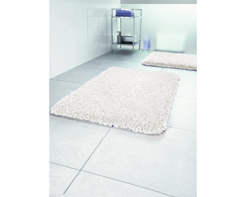 Badezimmer mit Badteppich und Regal