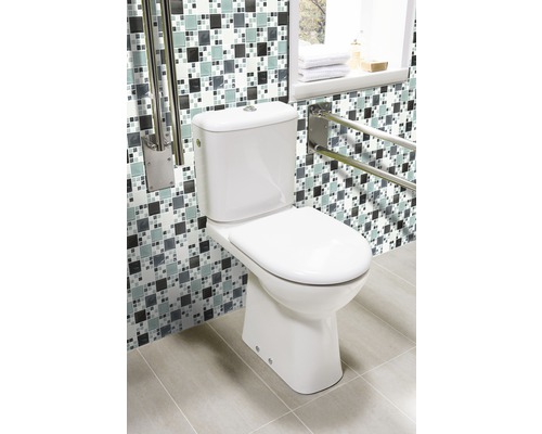 Weißes Stand-WC mit Stützgriffen im Badezimmer