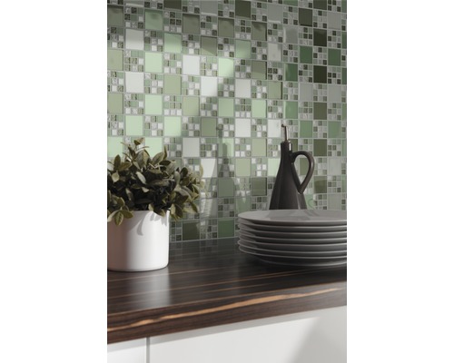 Küchenszene mit Mosaikfliesen in verschiedenen Grüntönen
