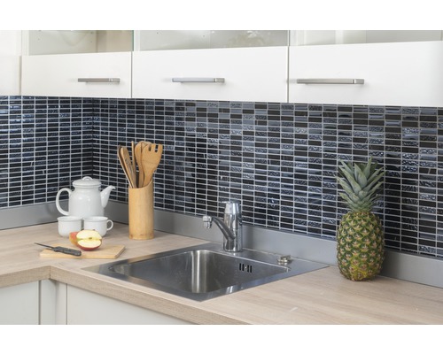 Küchenszene mit Spüle, Armatur, Fliesen und Küchenutensilien