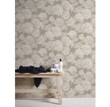 Tapete mit Blumenmuster und Bank mit Badutensilien
