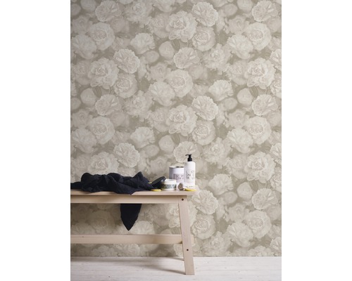 Tapete mit Blumenmuster und Bank mit Badutensilien